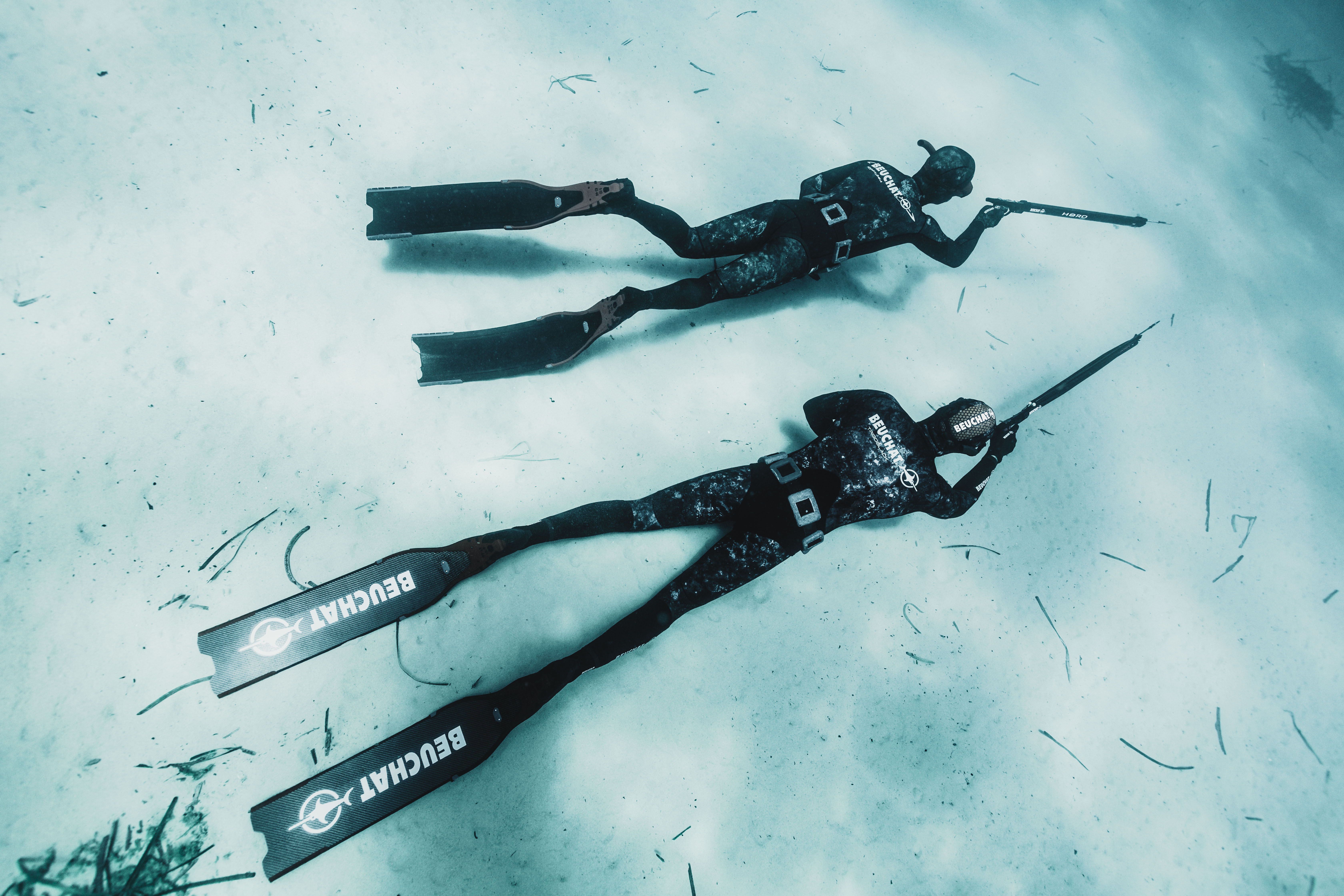 Deux chasseurs sous-marins, équipés des palmes de chasse Libeccio Beuchat